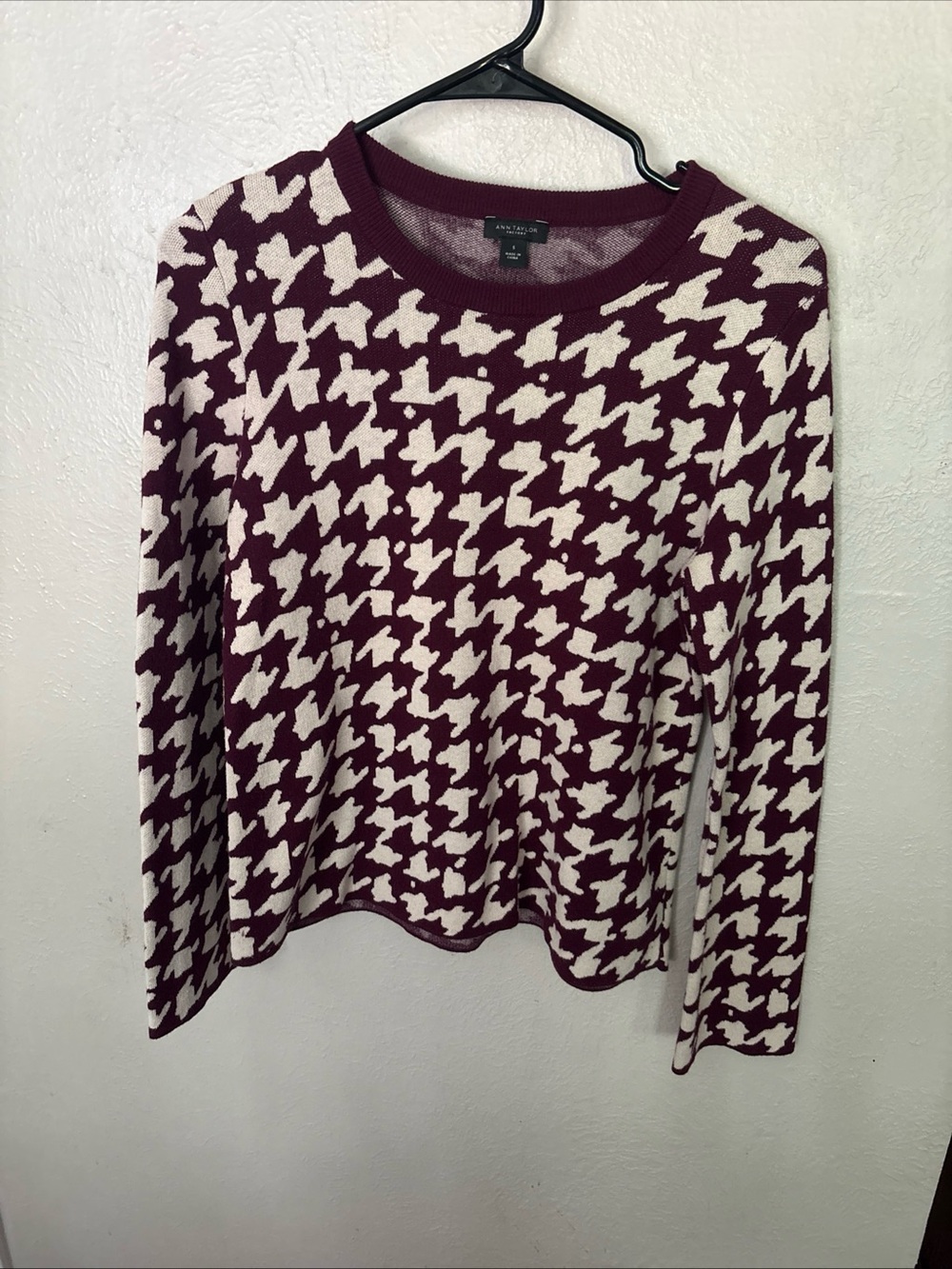 Ann Taylor Burgundy and Cream Houndstooth Crewneck Sweater
